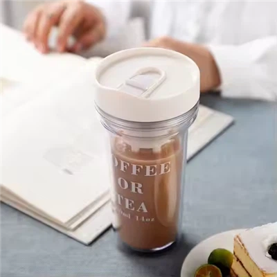 ¿Se pueden utilizar tazas de doble pared con asas en un coche?